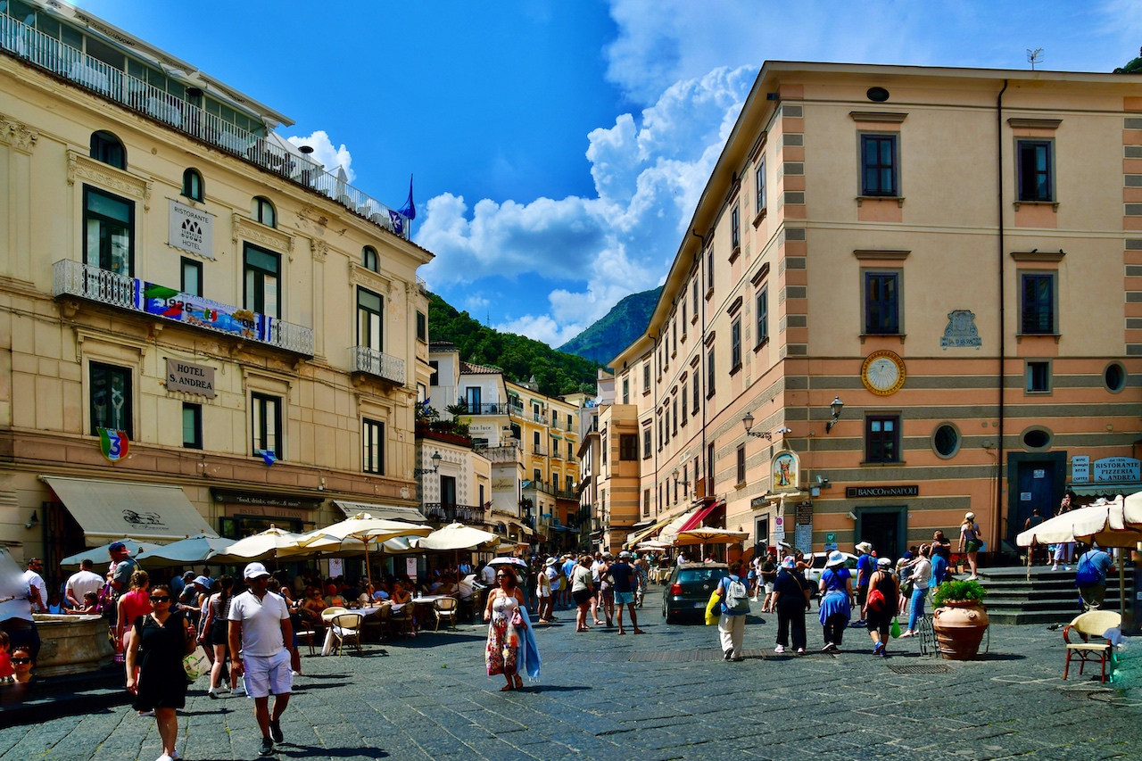 Im Stadtzentrum von Amalfi kann man die italienische Architektur und Lebensart kennenlernen