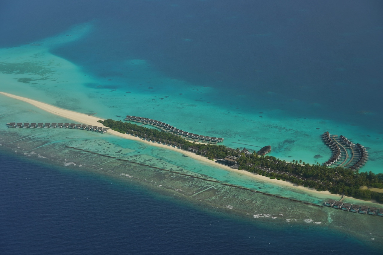Ein schneller Fotoschuss aus dem Wasserflugzeug: 1,8 Kilometer lang und bis zu 500 Meter breit - Kuramathi zählt zu den größsten Insel der Malediven