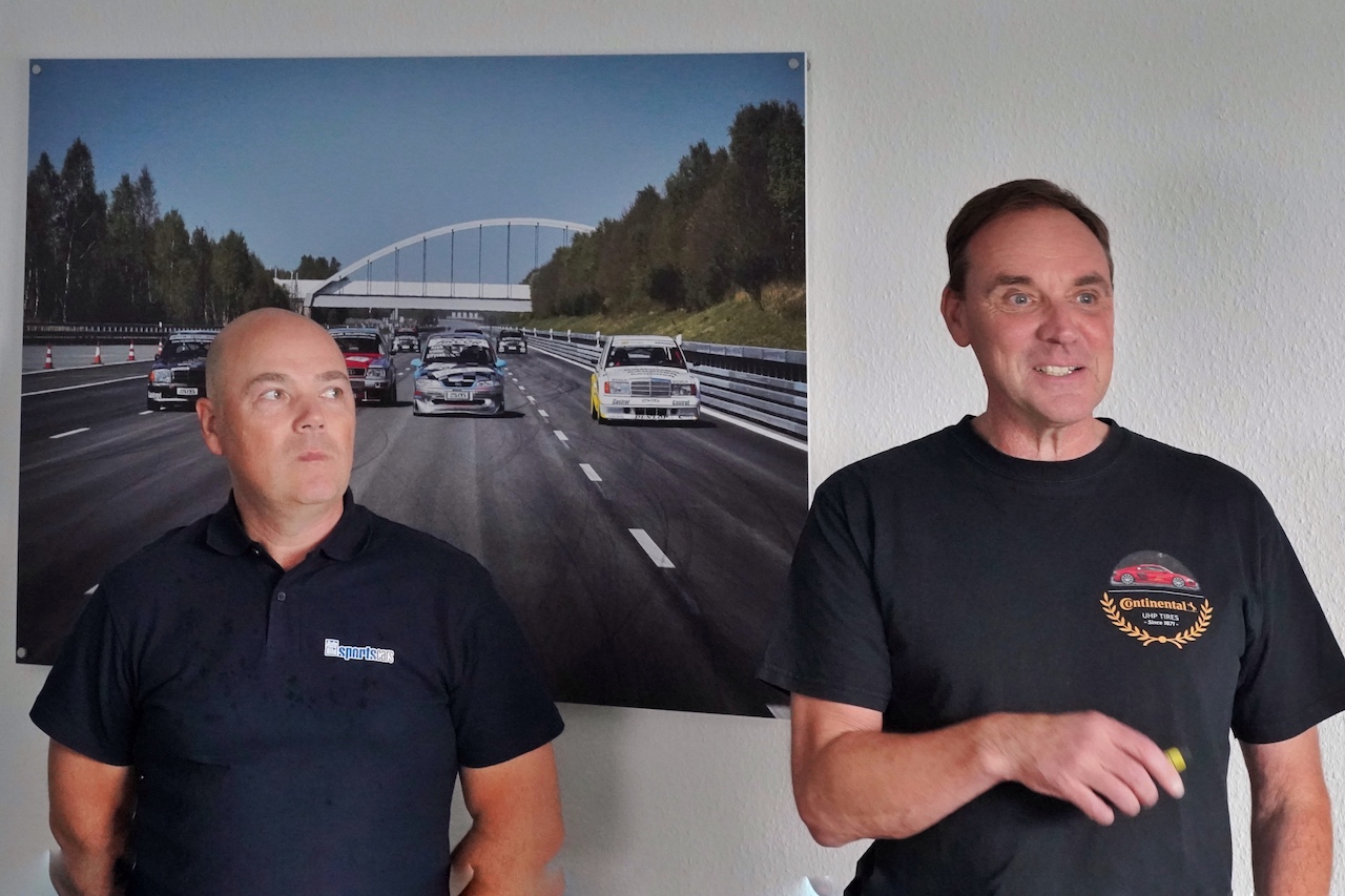 Michael Schneider von Continental Reifen und Guido Naumann von Auto Bild Sportscars briefen die Fahrer