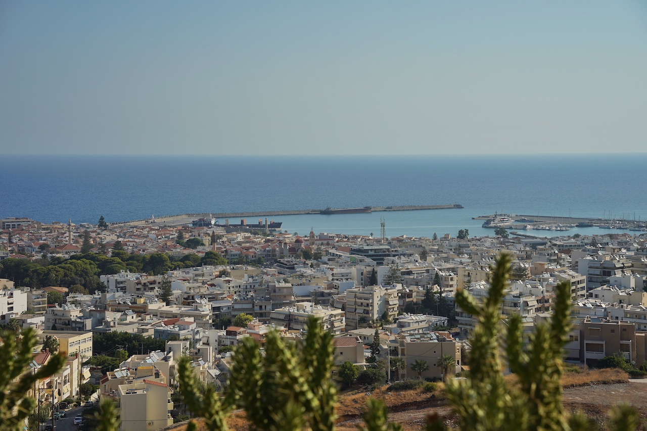 Ein Blick von oben über die Hafenstadt Rethymno
