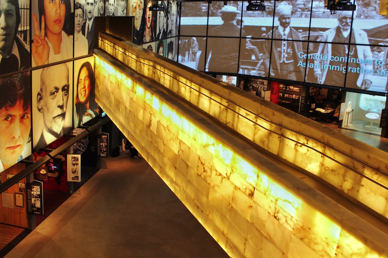 Die Rampen aus Alabaster ziehen sich durch das komplette Museum und leuchten den Weg nach oben ins Licht