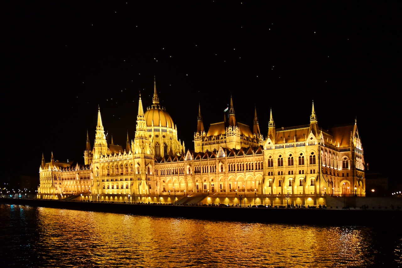 In der Nacht wird das Parlamentsgebäude in Budapest angestrahlt