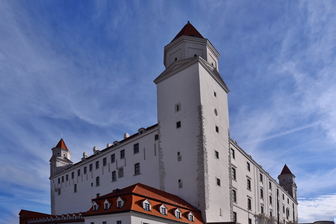 Die Burg von Bratislava mit ihren markanten Türmen liegt über der Donau