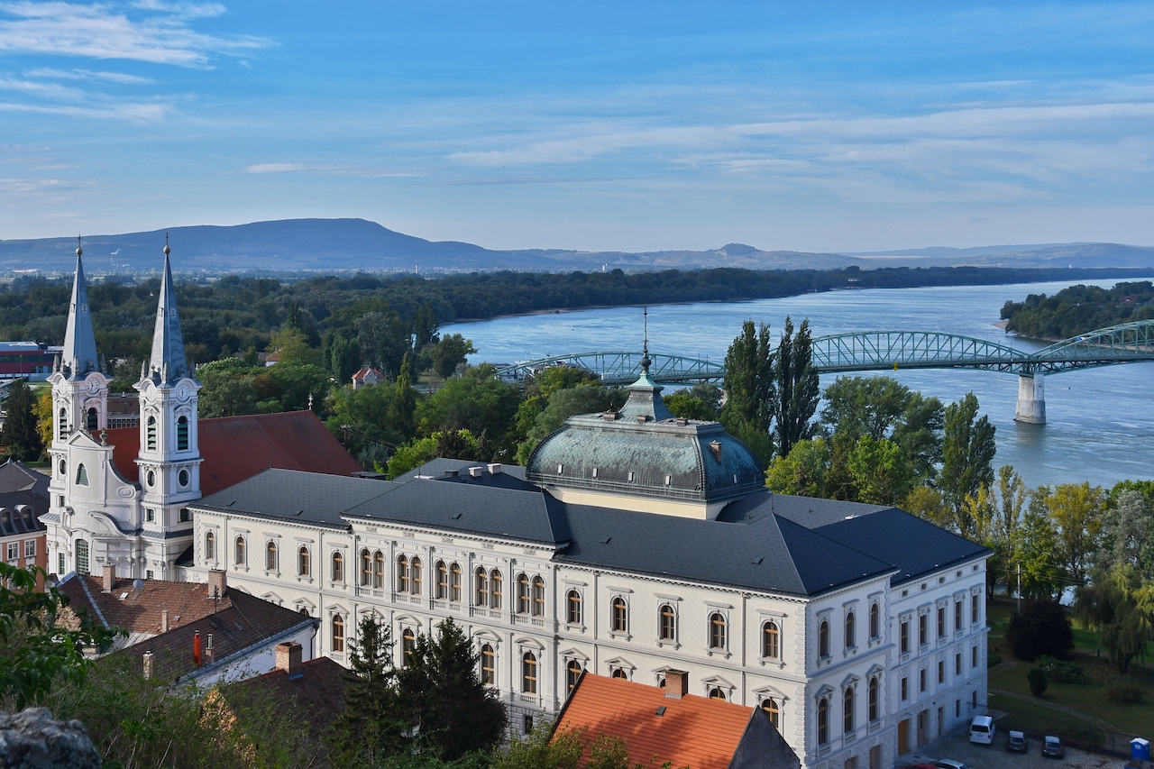 Die Kathedrale von Esztergom liegt auf einem Hügel oberhalb der Donau, sodass man einen Panoramablick hat