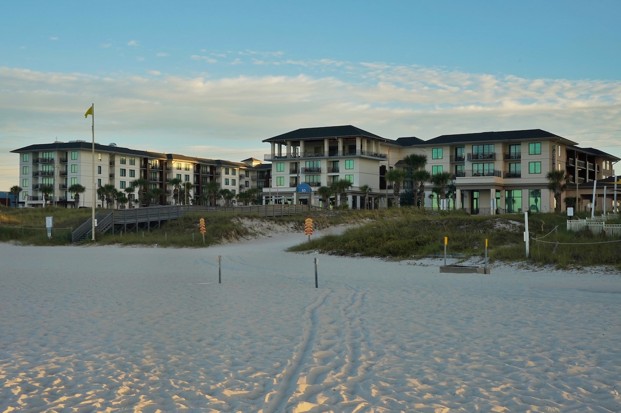 Am Strand gelegen befindet sich das Zuhause auf Zeit: Embassy Suites by Hilton Panama City Beach Resort