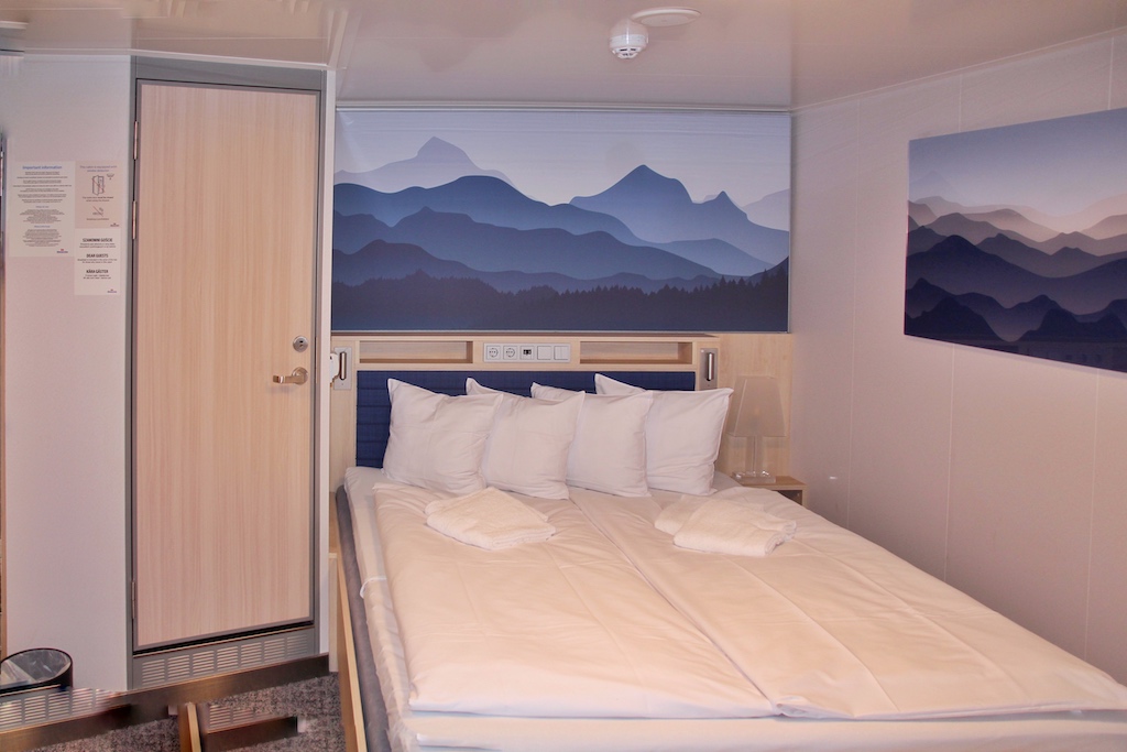 Ein breites Doppelbett wie hier in einer der Suiten der „Stena Ebba“ sind auf modernen Autofähren eine Seltenheit geworden