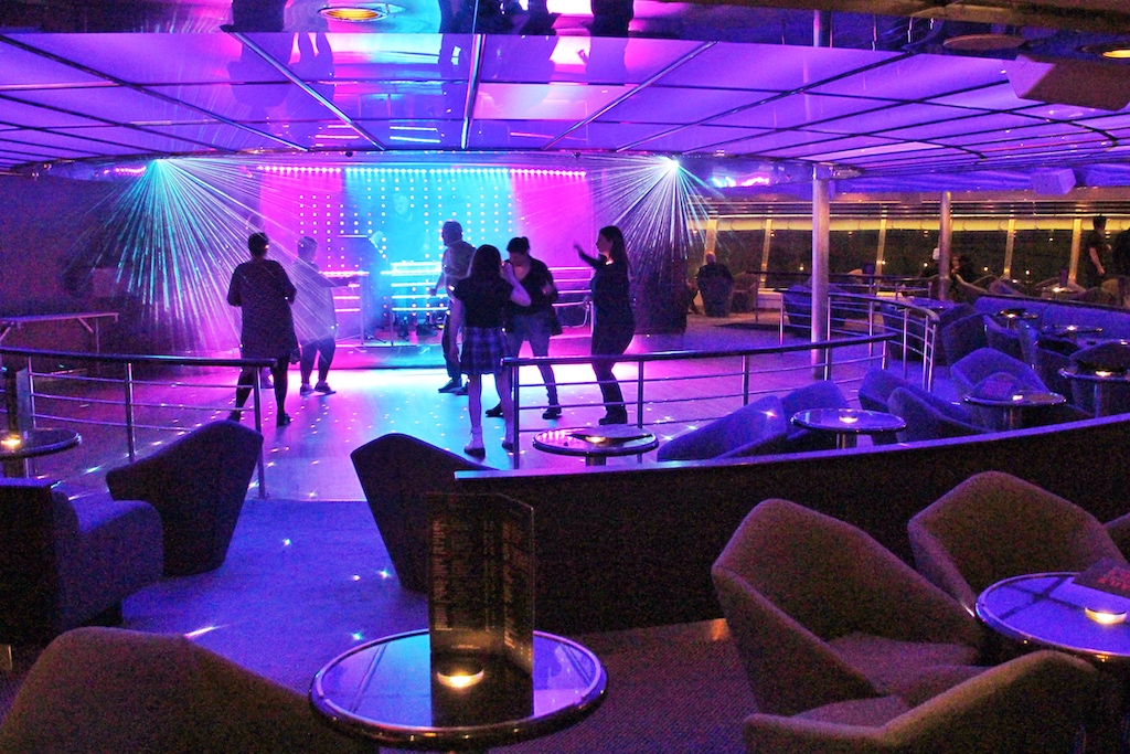 Im Columbus Club achtern auf Deck 8 stehen abends nacheinander Kinderunterhaltung, Live-Musik und Disco auf dem Programm
