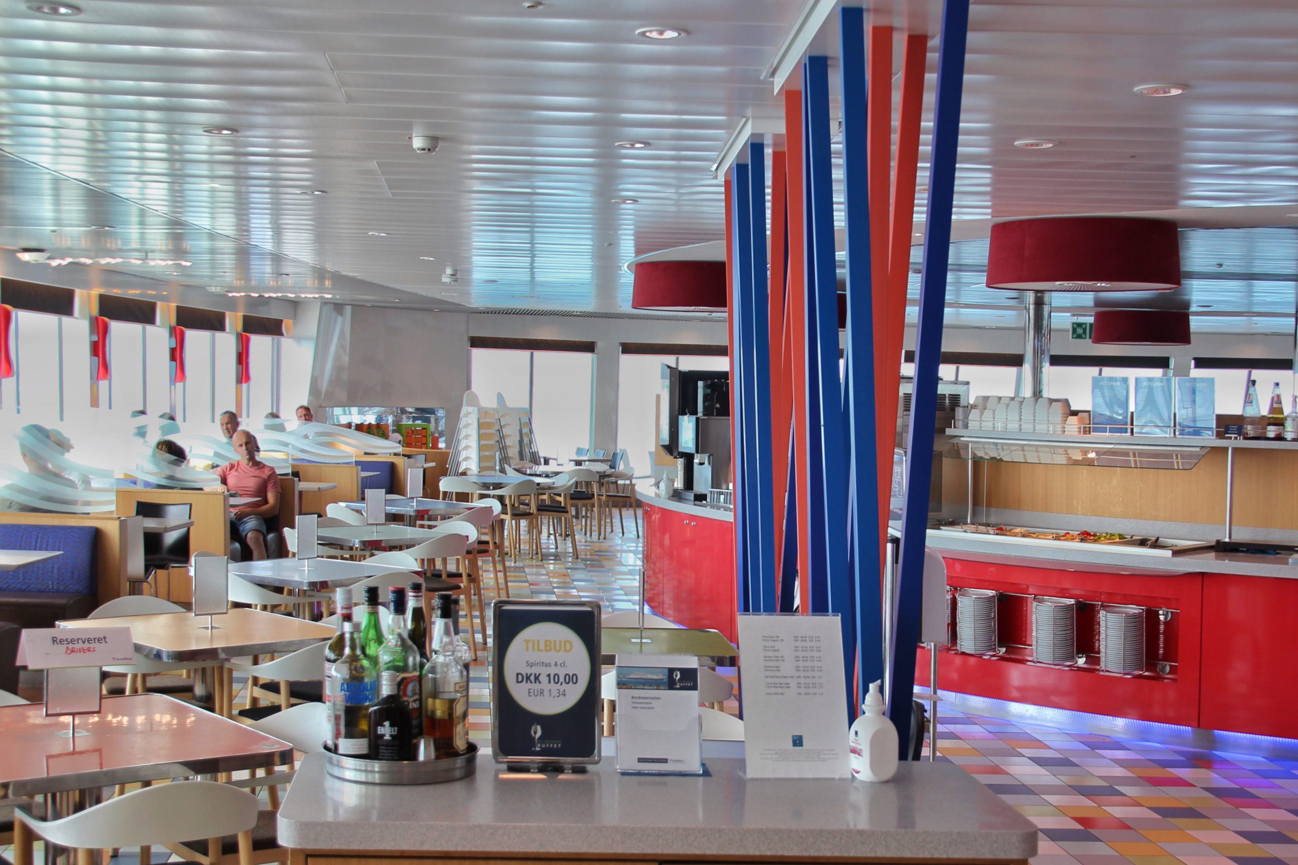 Blick ins farbenfrohe Büffet-Restaurant der „Copenhagen“ ganz vorne im Schiff