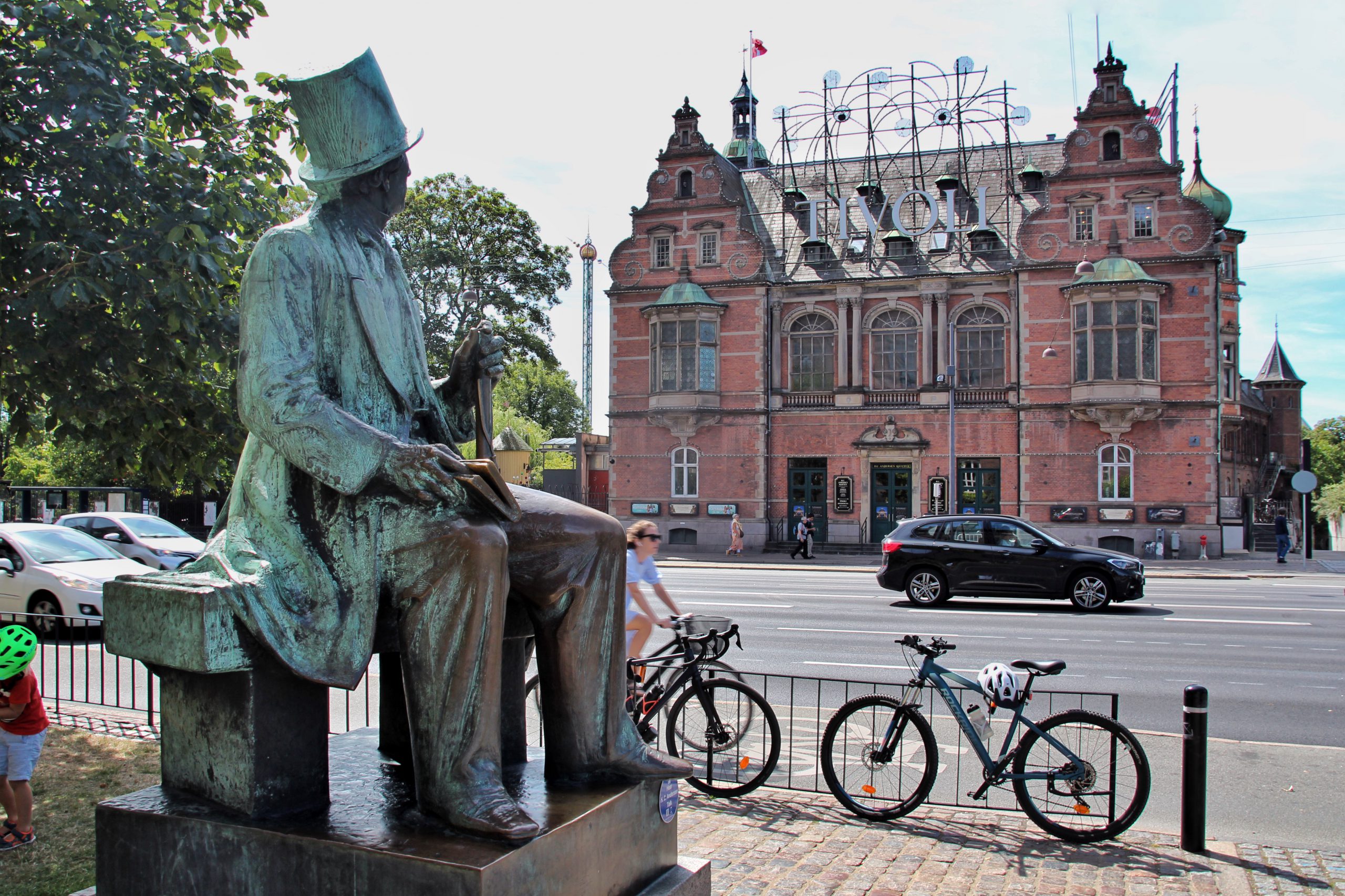 Der altehrwürdige Tivoli in Kopenhagen, „bewacht“ vom überlebensgroßen Hans-Christian Andersen an dem nach dem Autor benannten Boulevard