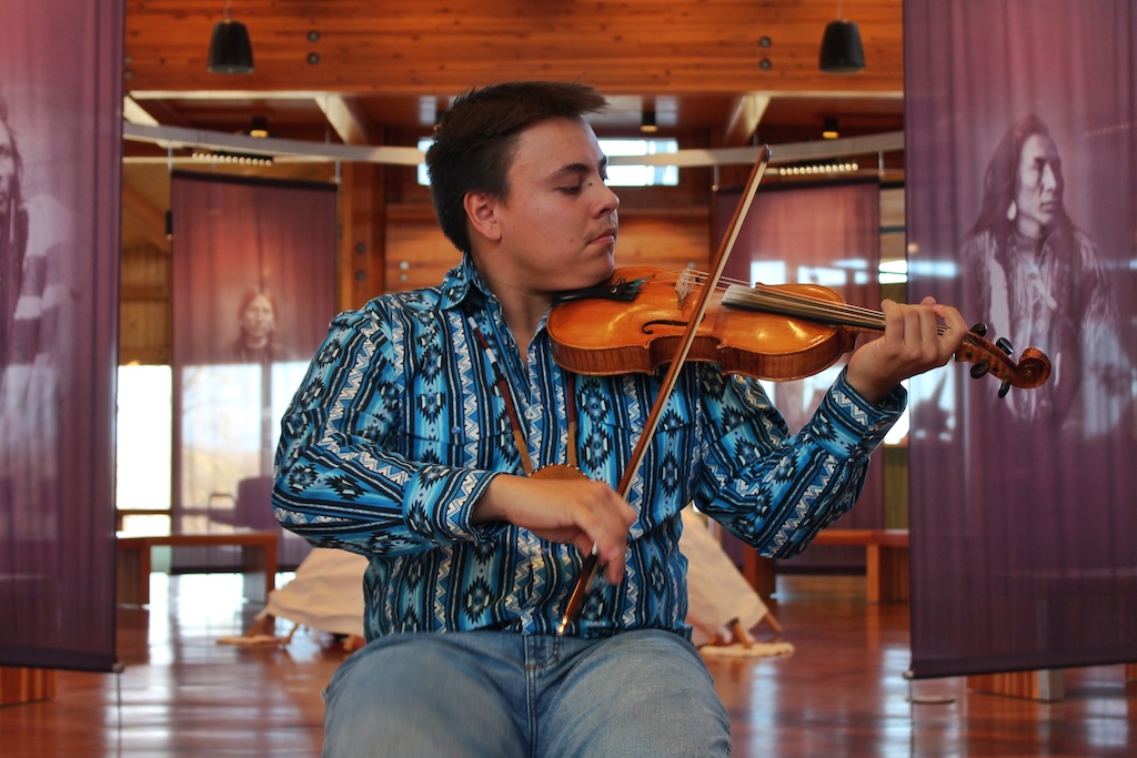 Begrüßt wird man vom talentierten Geigenspieler Jordan Daniels