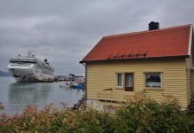 Unter dem grauen Himmel Nordnorwegens hat die „Norwegian Star“ im Hafen von Hammerfest angelegt