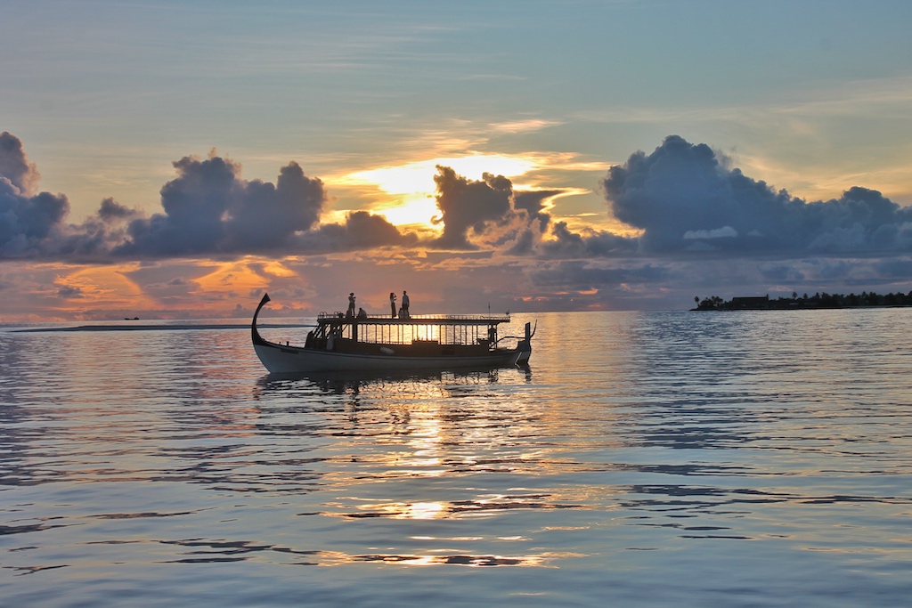 Private Touren in den Sonnenuntergang sind unter anderem mit dem Dhoni, einem traditionellen maledivischen Holzboot, möglich