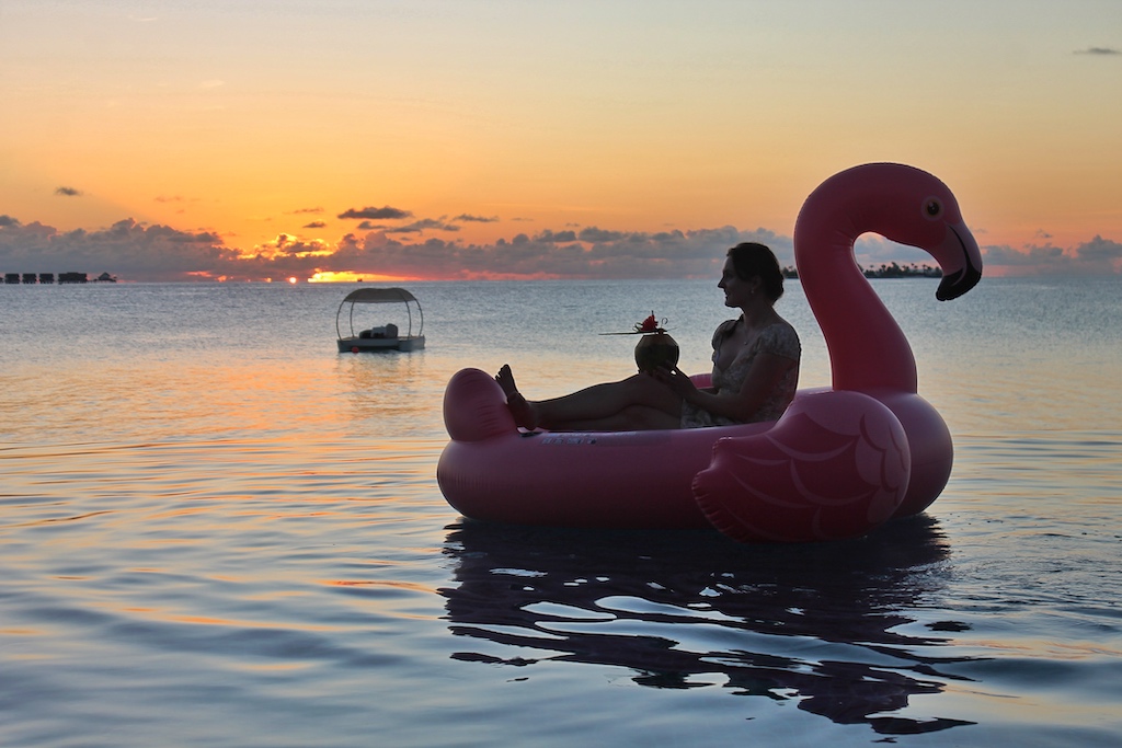 Alternativ lässt sich das Himmelsspektakel auch gemeinsam mit einem Flamingo vom Pool aus betrachten