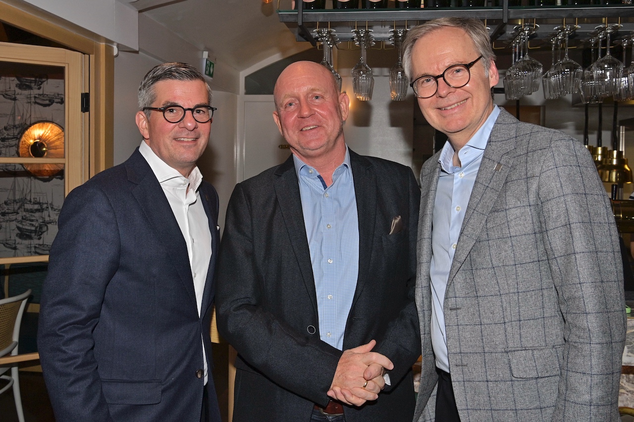 V.l.n.r.: Vincent Ludwig, Andreas Conrad und Frank Marrenbach bei Austausch über die Zukunft der Luxushotellerie in Deutschland