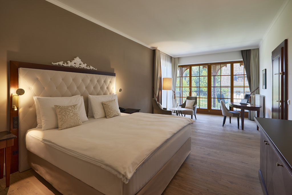 Superior-Room im Arabella Jagdhof Resort am Fuschlsee. Mein Balkon bietet einen grandiosen Ausblick über den Fuschlsee