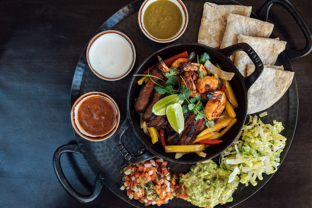 Die gastronomische Szene bietet eine Vielzahl an kulinarischen Genüssen, wobei der mexikanische Einfluss besonders hervorsticht. Im La Hacienda im Fairmont Scottsdale Princess Fairmont schmeckt es besonders gut