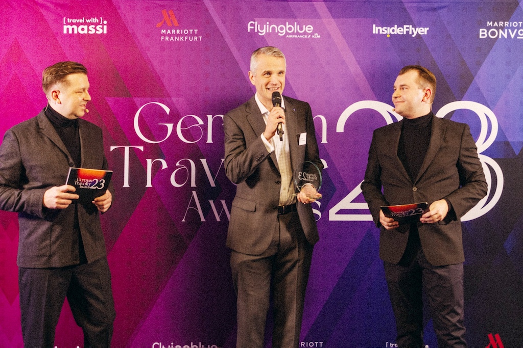 Singapore Airlines gewinnt als Beste Airline-Service- und-Cabin-Crew 2023. Im Bild: Marcel Wladasch, Alastair Hay-Campbell und Steffen Hager