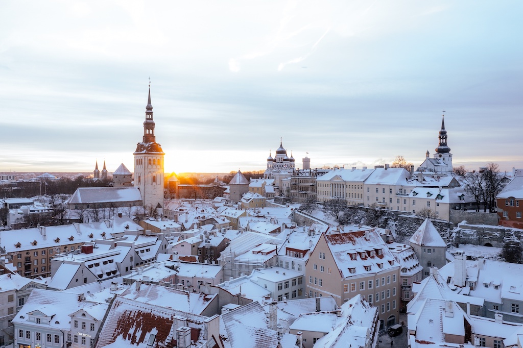 Die Hauptstadt Estlands praesentiert sich im Dezember kalt und wunderschön