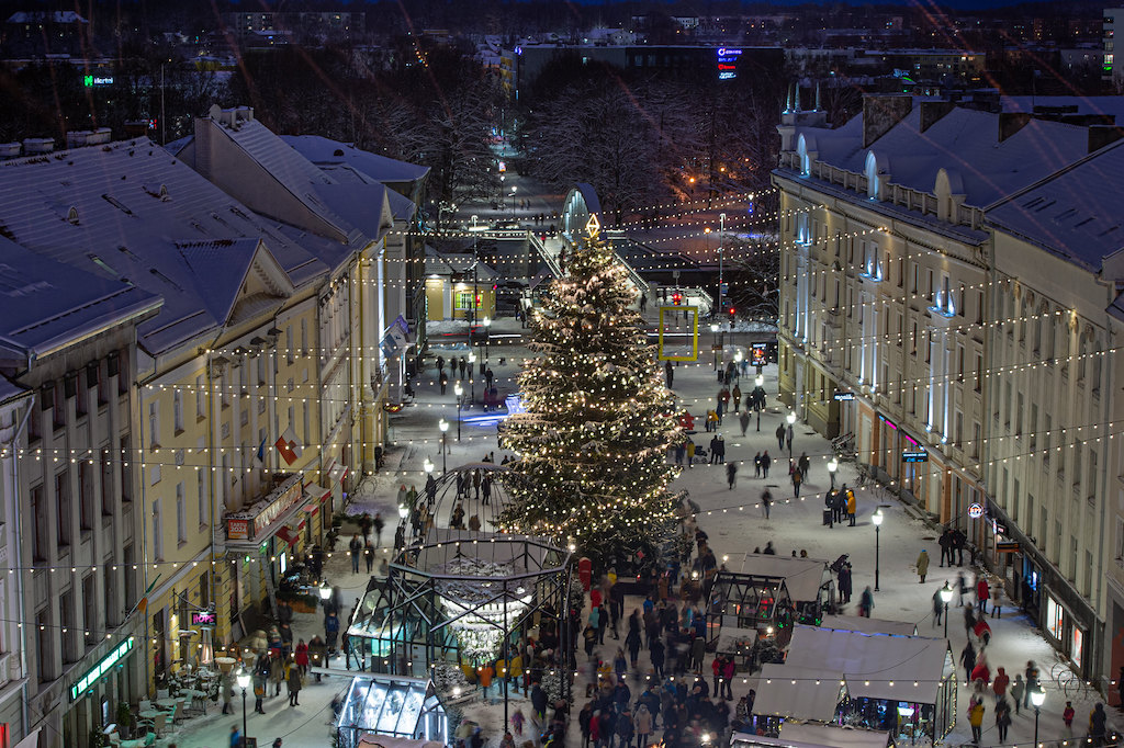 Die Innenstadt Tartus mit kleinem, feinen Weihnachtsmarkt