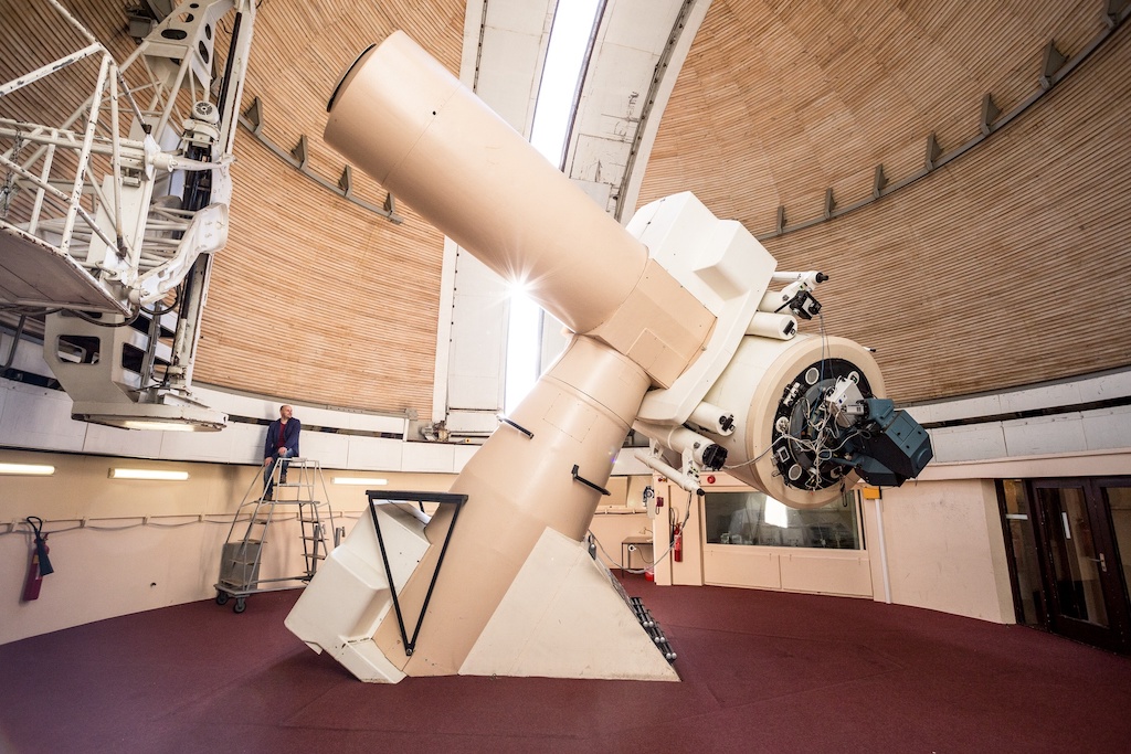 Während einer Führung durch das Tartu Observatorium bestaune ich das größte Teleskop Europas