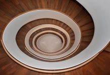 Die geschwungene Treppe im 5 Sterne Hotel RIVA ist sein unverkennbares Markenzeichen