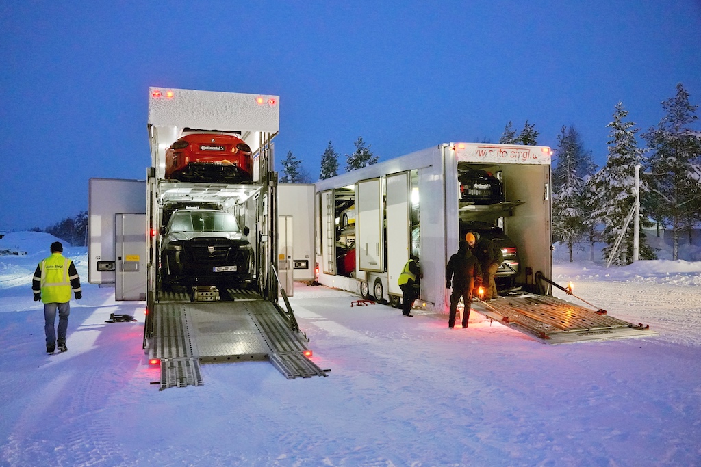 Die getunten Fahrzeuge haben eine lange Reise hinter sich. 2800 Kilometer Anreise bis zum Polarkreis in Finnland