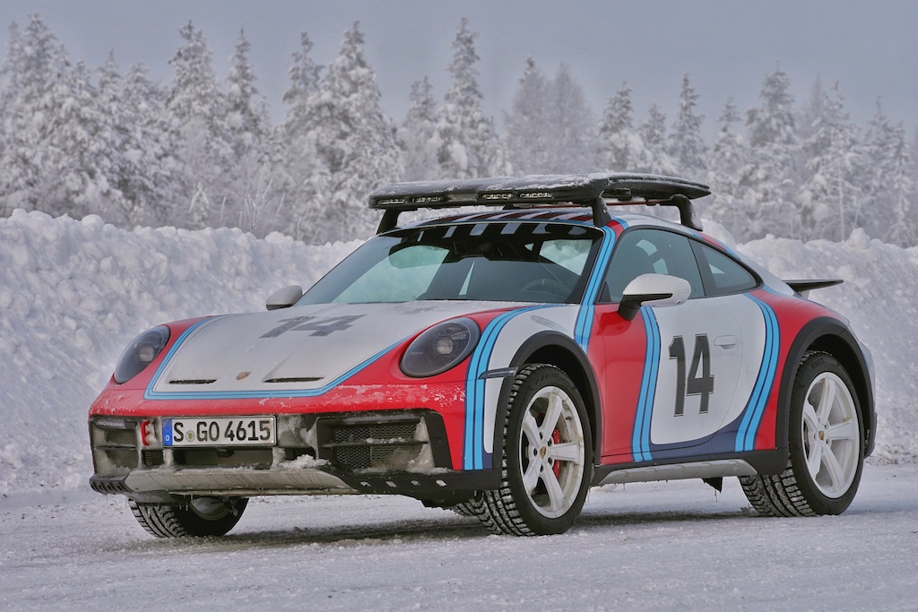 Der Porsche, mit welchem Chefredakteur Guido Neumann nach Rovaniemi angereist ist, gehört nicht zur Testflotte, macht aber ein gutes Bild im Schnee