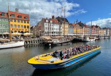 Die Ausflugsboote für Rundfahrten durch Kopenhagen starten am historischen Nyhavn